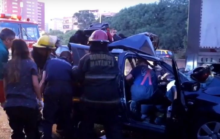 Un hombre fue rescatado por los bomberos del auto
