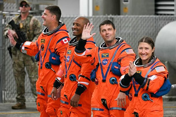 Los estadounidenses Christina Koch, Reid Wiseman y Victor Glover y el canadiense Jeremy Hansen marcan hoy un hito histórico. Los estadounidenses Christina Koch, Reid Wiseman y Victor Glover y el canadiense Jeremy Hansen marcan hoy un hito histórico.