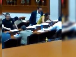 En México, un diputado tocó a una compañera en plena sesión En México, un diputado tocó a una compañera en plena sesión