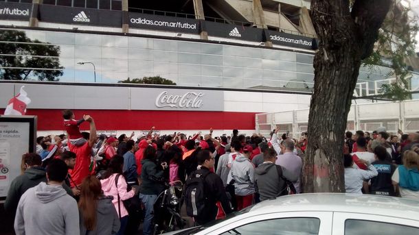 #LaFinalEsEnElMonumental: el banderazo de los hinchas de River contra la decisión de la Conmebol