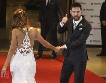 La espalda del vestido de Antonela Roccuzzo y Lionel Messi