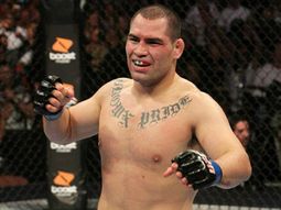 el rey de los pesados de la ufc se lesiono y no podra defender el titulo el rey de los pesados de la ufc se lesiono y no podra defender el titulo
