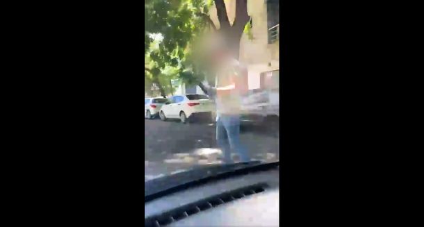 Relato salvaje en La Plata: skater chocó contra un auto, le golpeó el capot y casi se pelean