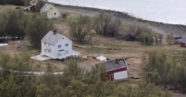 Impresionante: un desplazamiento de tierra arrastró varias casas hacia el mar en Noruega