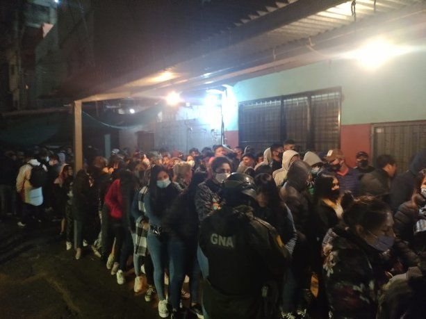 Fotos y videos de la fiesta clandestina con 142 personas en la 1-11-14