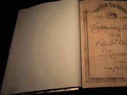 En 1917, Venustiano Carranza Garza, promulga por bando solemne la Constitución Política de los Estados Unidos Mexicanos, en el Teatro de la República, Ciudad de Santiago de Querétaro. En 1917, Venustiano Carranza Garza, promulga por bando solemne la Constitución Política de los Estados Unidos Mexicanos, en el Teatro de la República, Ciudad de Santiago de Querétaro.
