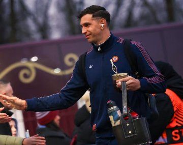 La bombilla del héroe: el Dibu Martínez inmortalizó su atajada en un objeto único