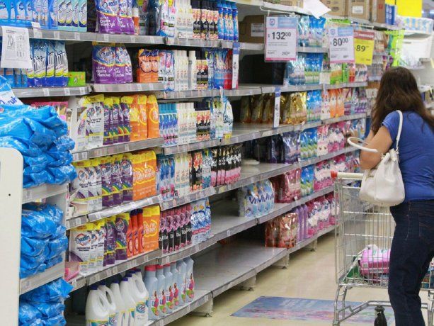 Bajó el consumo en supermercados, pero subió en mayoristas