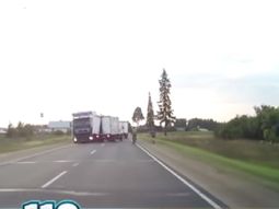 dos ciclistas se salvaron de milagro en accidente de camiones dos ciclistas se salvaron de milagro en accidente de camiones