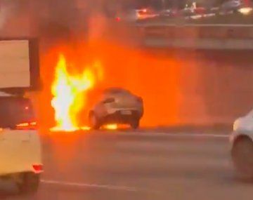 Así se incendió un auto en plena Panamericana