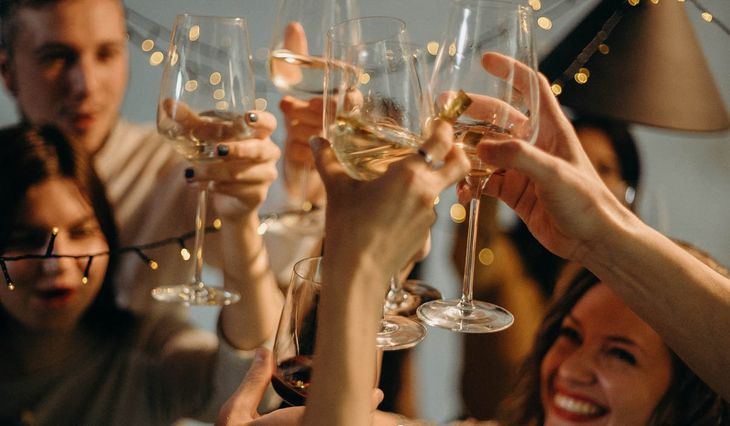 Piden suspender las reuniones sociales hasta el 23 de diciembre para tener una Navidad sin colapso por Covid-19