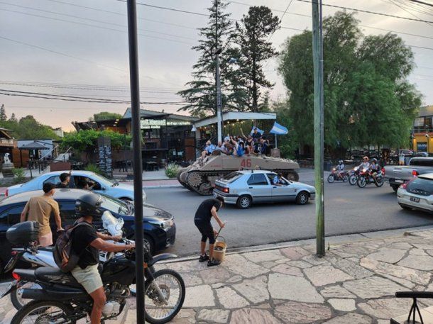 El festejo argentino en San Luis con un tanque de guerra