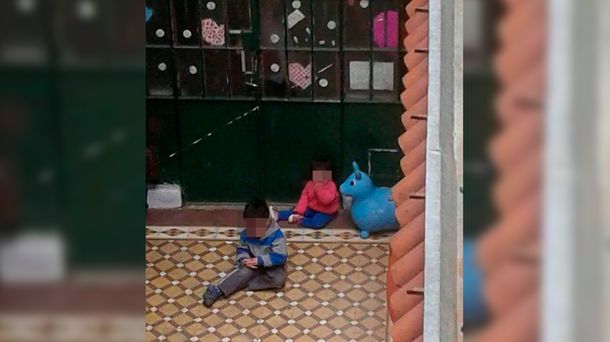 Demasiado severas: maestras encerraron a dos nenes en el patio de un jardín