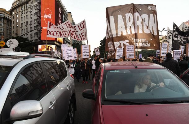 Masiva marcha de los docentes en Plaza de Mayo contra el FMI y en reclamo de un paro general