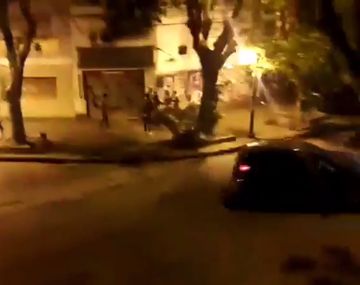 Descontrol en una fiesta clandestina: 800 jóvenes se enfrentaron a la policía