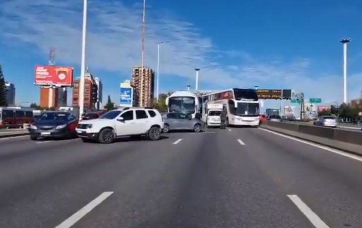 Impresionante choque múltiple en la General Paz: diez vehículos involucrados