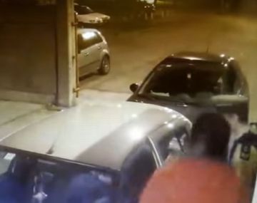 Le pegó un cabezazo a un oficial y quedó grabado por una cámara de seguridad