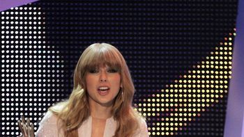 Swift mostró su escote sin problemas Swift mostró su escote sin problemas