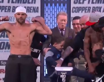 El hijo de un boxeador le da un golpe bajo al rival de su papá: mirá el video