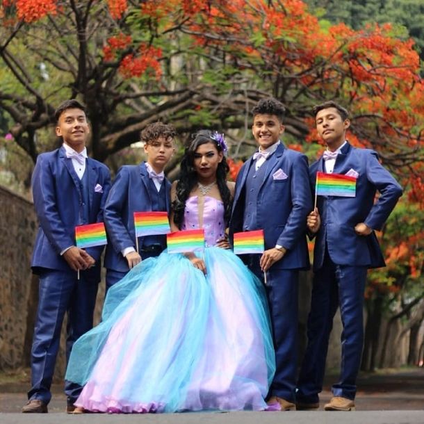 Un joven gay tuvo su fiesta de 15 con vestido y bailarines: Mi felicidad  nadie me la quita
