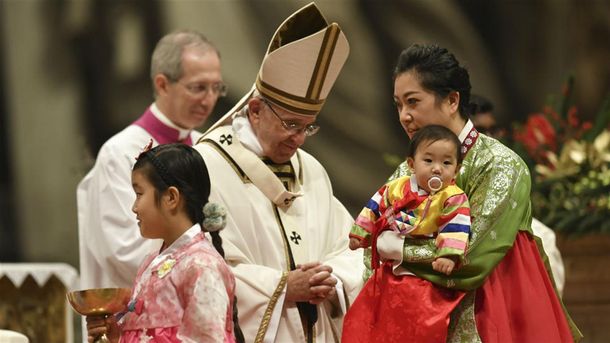 El Papa pidió por los niños abandonados y criticó el materialismo