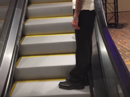 estaba tan borracho que no se daba cuenta que la escalera mecanica no funcionaba estaba tan borracho que no se daba cuenta que la escalera mecanica no funcionaba