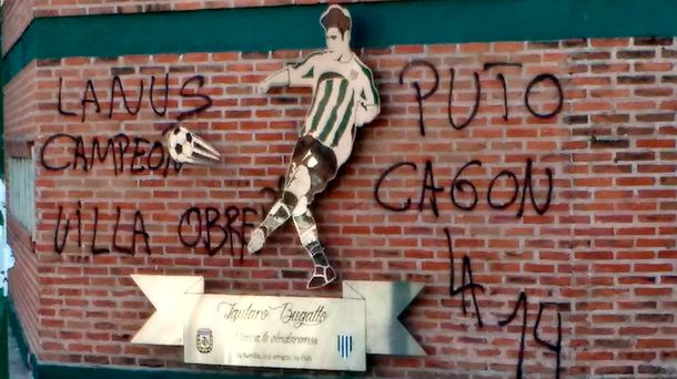 Hinchas en Lanús dañaron el homenaje de un jugador de Banfield fallecido