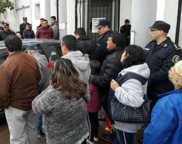 Allegados a la familia de la nena se acercaron para despedirla