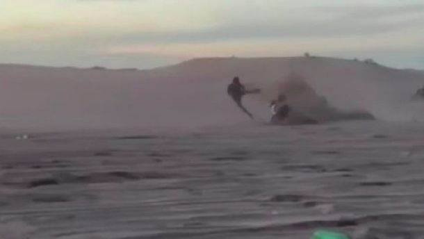 Sucedió en Villa Gesell: se le trabó la moto en la playa y salió volando 10 metros sin casco