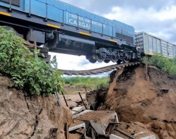 Tren de carga quedó suspendido en el aire tras el derrumbe de un puente
