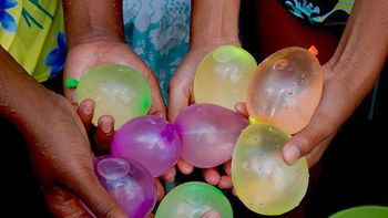 carnaval tragico: nena de 3 anos murio ahogada con una bombucha carnaval tragico: nena de 3 anos murio ahogada con una bombucha