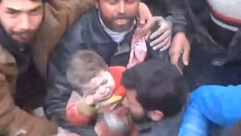 el emotivo rescate de un bebe bajo los escombros en siria el emotivo rescate de un bebe bajo los escombros en siria