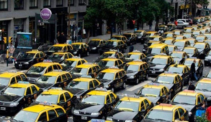 Ciudad: los taxistas vuelven a cortar calles en protesta contra las app de transporte