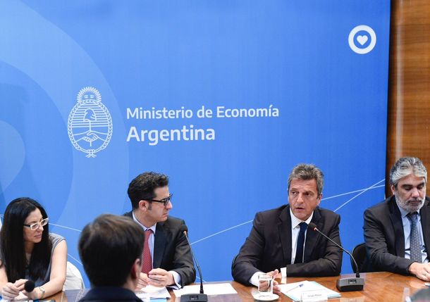 El Gobierno acordó precios con empresas productoras de insumos industriales