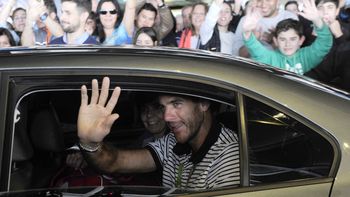 medalla en mano, del potro llego al pais y fue recibido como un heroe medalla en mano, del potro llego al pais y fue recibido como un heroe