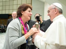 el tradicional regalo que le hizo una periodista argentina al papa el tradicional regalo que le hizo una periodista argentina al papa