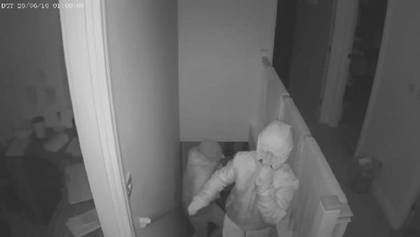 Grabaron a los ladrones más torpes del mundo cuando escapaban de una casa