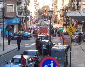 Tragedia y misterio: una mujer y sus dos hijos murieron tras caer de un noveno piso en Balvanera