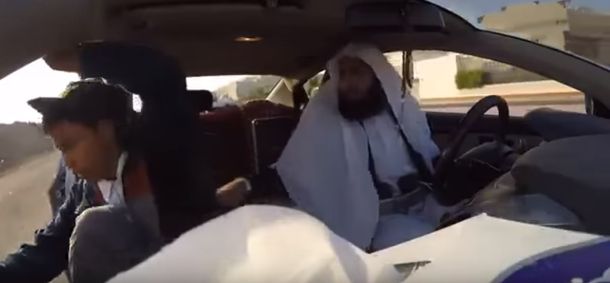 Broma pesada: un taxista amenaza con inmolarse junto a sus pasajeros