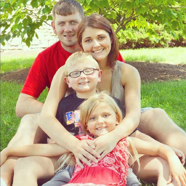 Compartió una foto con sus hijos al lado del ataúd de su marido por una buena causa