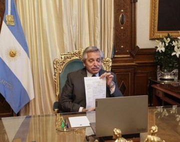 Alberto anunció que Gamaleya aprobó el primer lote de Sputnik V de producción local