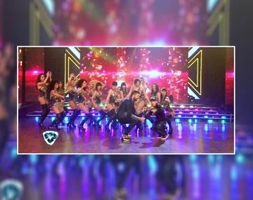 Maldito Peke se metió en la pista e hizo bailar a Marcelo Tinelli