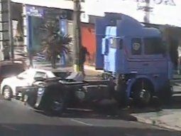 VIDEO: Camión perdió el control y chocó 4 autos estacionados