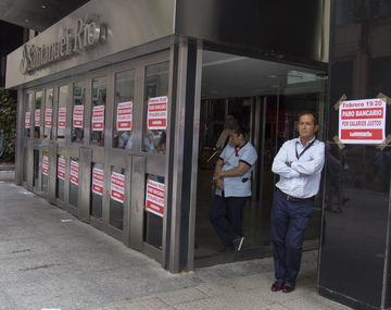 Los bancos amanecieron empapelados con información sobre el paro