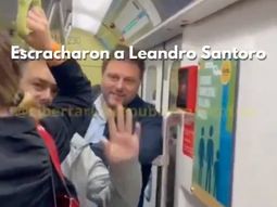 Libertario quiso escrachar a Leandro Santoro en el subte pero le salió mal