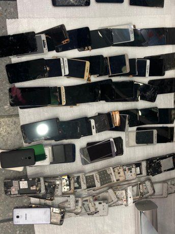 Detienen a tres personas con 400 celulares de procedencia dudosa