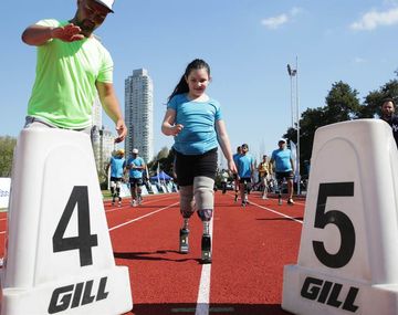 Esmeralda Riggio, probando prótesis para correr. Foto: La Nación.