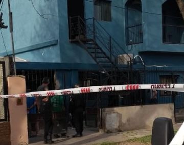 VIDEO: Un sospechoso muerto y dos policías heridos en un allanamiento