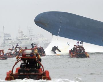 Al menos seis muertos por el naufragio de un barco