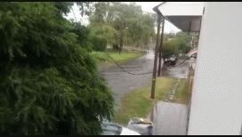 Un vecino salió con su kayak a la calle Un vecino salió con su kayak a la calle